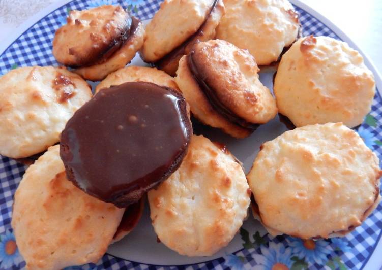 
    Творожно-кокосовое печенье с шоколадной прослойкой
  